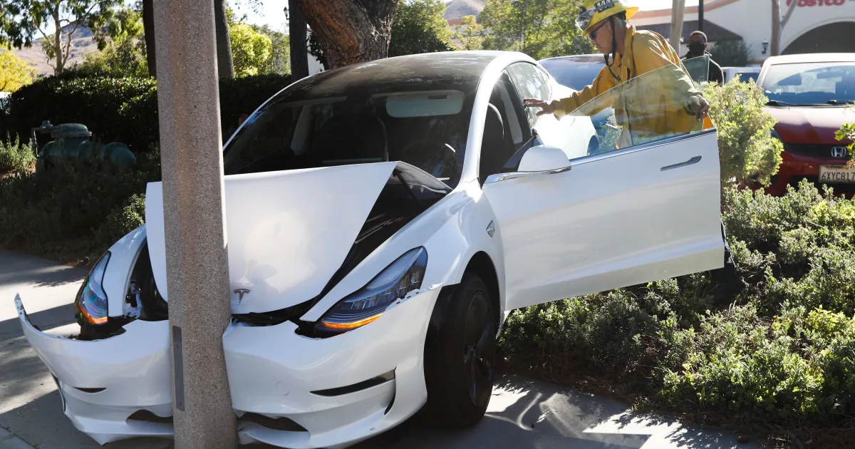 Após acidentes com carros autônomos da Tesla, governo pede providências