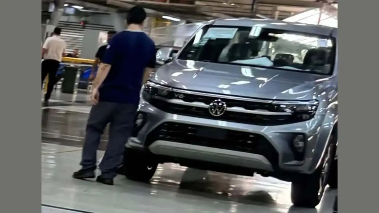 Esta é a nova Amarok 2024 flagrada dentro da fábrica