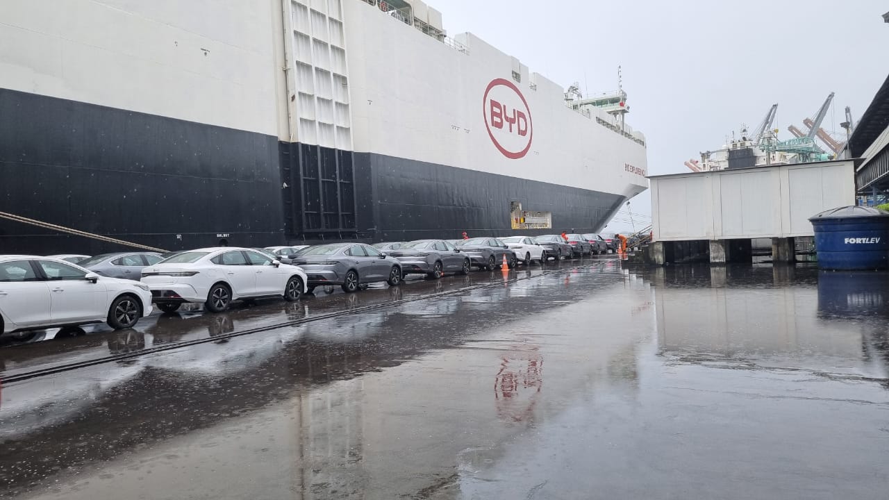 BYD atraca navio com 5,4 mil carros híbridos e elétricos em Pernambuco