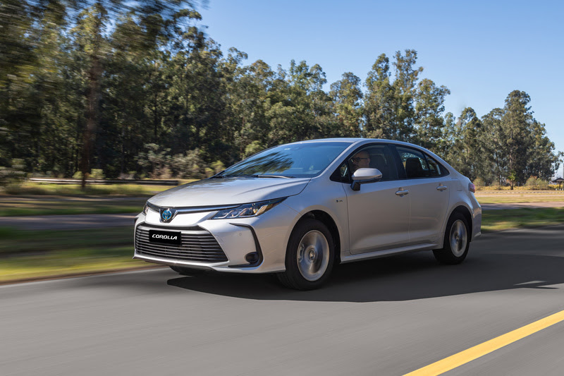 Corolla GLi ganha versão híbrida para táxi e PCD: veja o desconto
