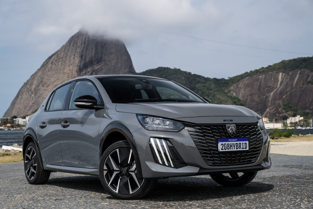Peugeot 208 e 2008 ganham motor híbrido leve